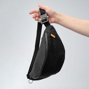 TRAKKE BANANA CROSSBODY BAG
Black New